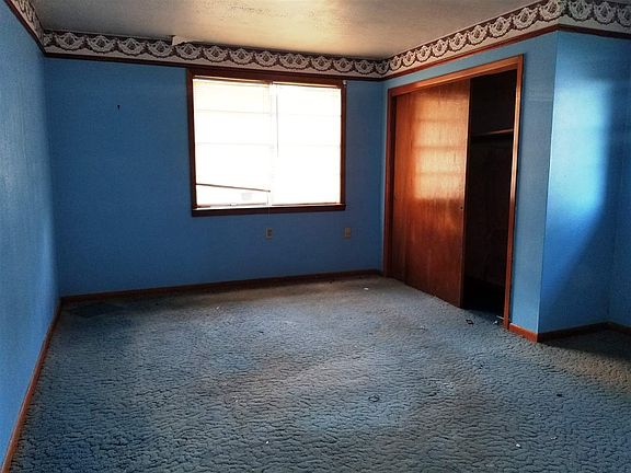 4th image of 23087 Pine St