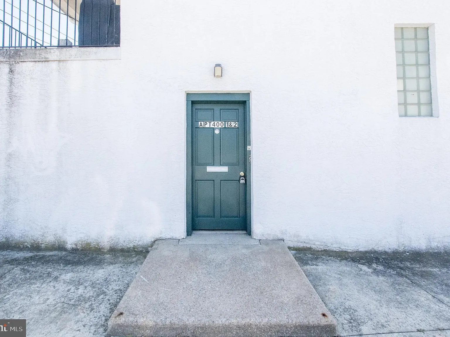 2 bed, 1.0 bath, 16377 sqft, $2,200 — Photo 2