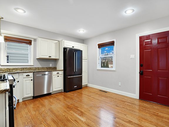5th image of 132 N Tetrault Ave