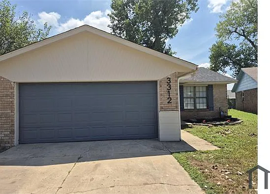 3 bed, 1048 sqft, $1,400 — Photo 1