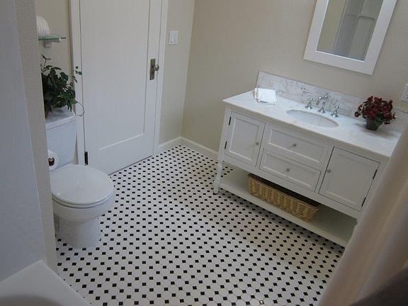 Hall bath w tub/shower combo