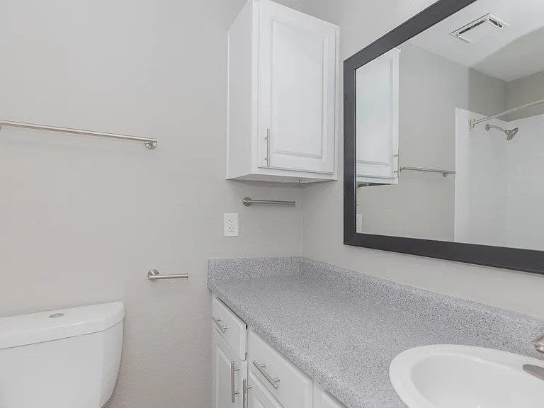 Kendall Manor — Photo 23