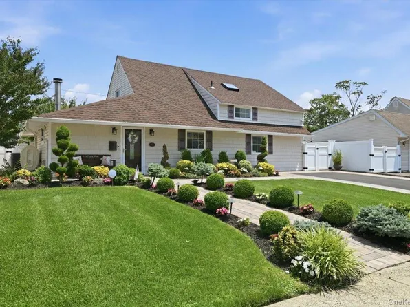 45 Cottonwood Lane, Westbury, NY 11590