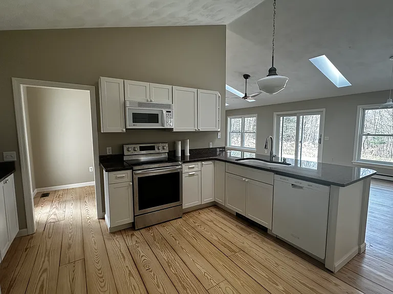 487 Carpenter Ln — Photo 2
