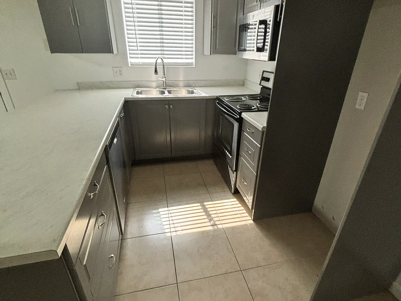 2 bed, 1.5 bath, 960 sqft, $1,275 — Photo 2
