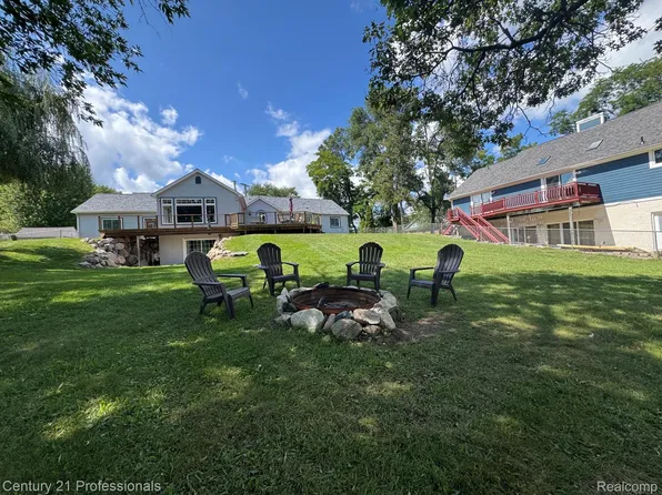 3251 Mann Rd, Clarkston, MI 48346