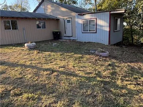 8202 E Shady Tree Ln, Freeman, MO 64746