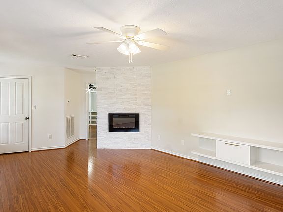 2nd image of 1253 Du Barry Ln