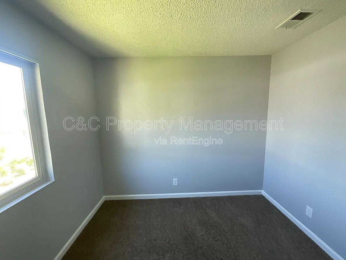 Building Photo - 292 Grecia Ct