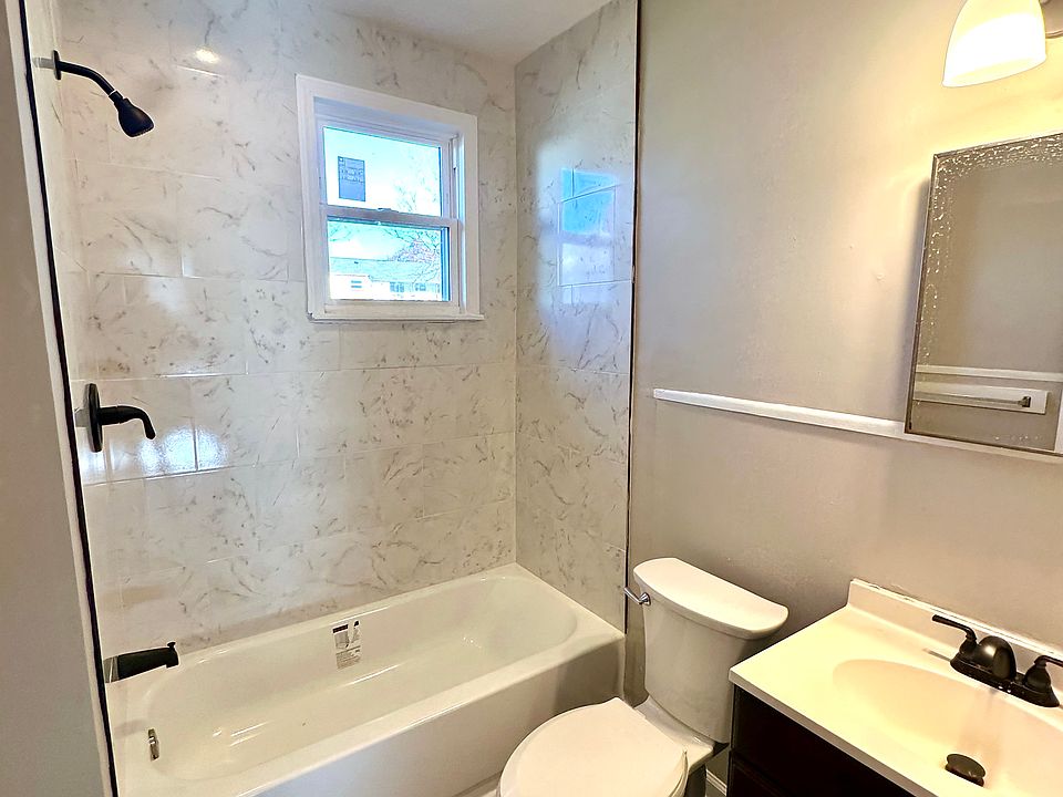 1st image of 411 Fort Worth Ave #3
