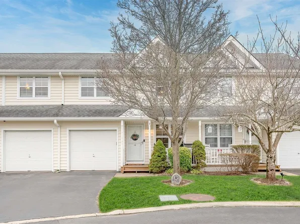 10 Clubhouse Circle #10, Central Islip, NY 11722