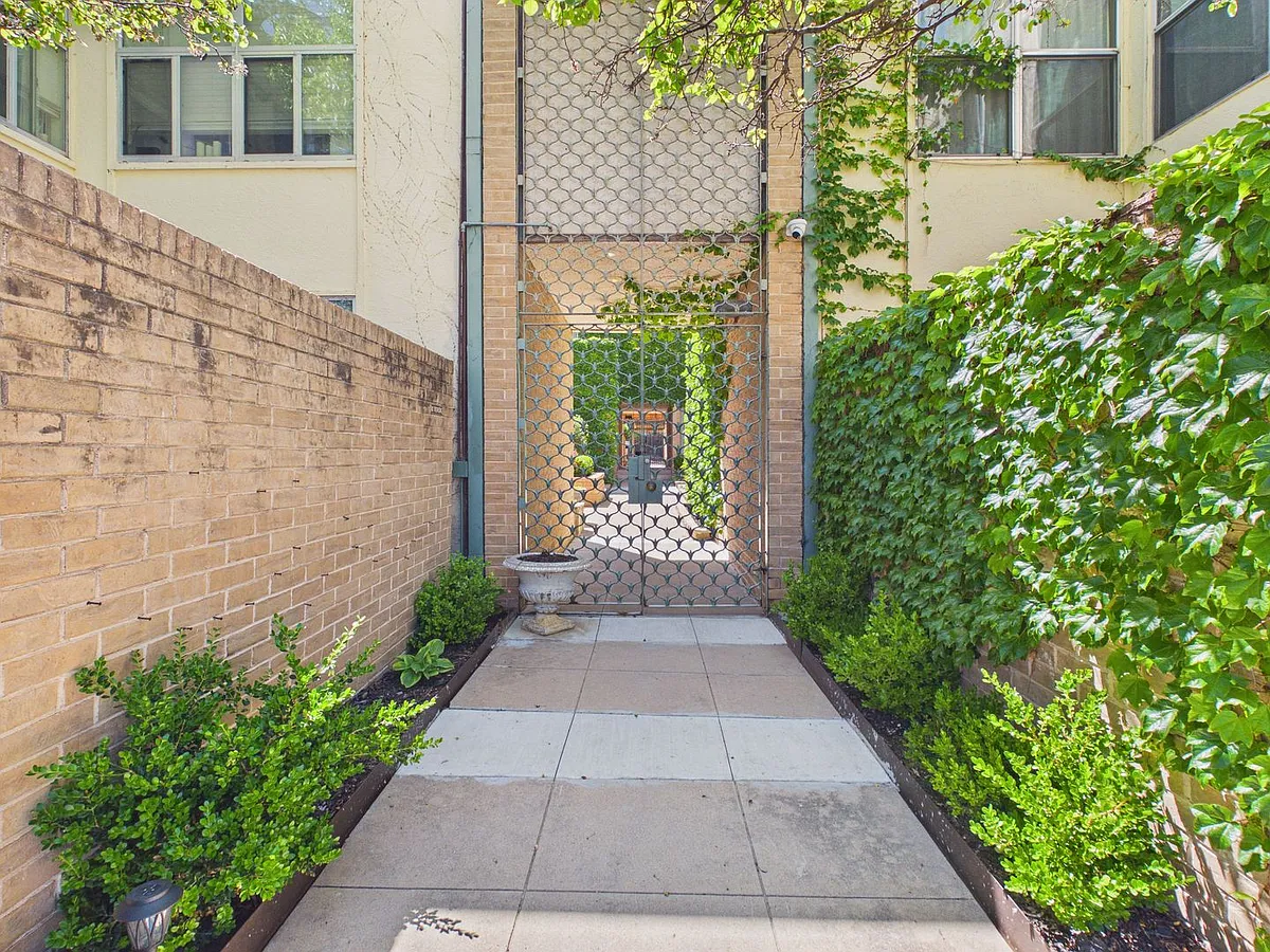 Building Photo - 2400 S Polk St #204