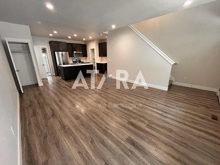 291 E Grace Ln — Photo 9
