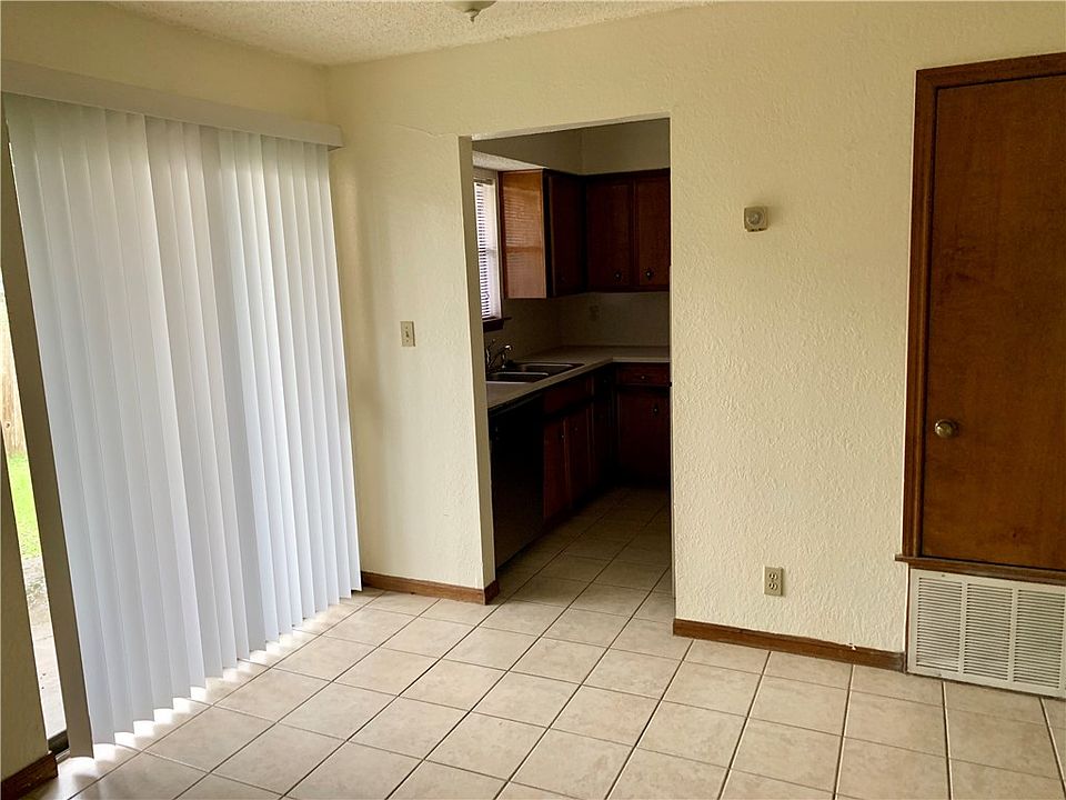 2nd image of 905 E 51st St APT 102