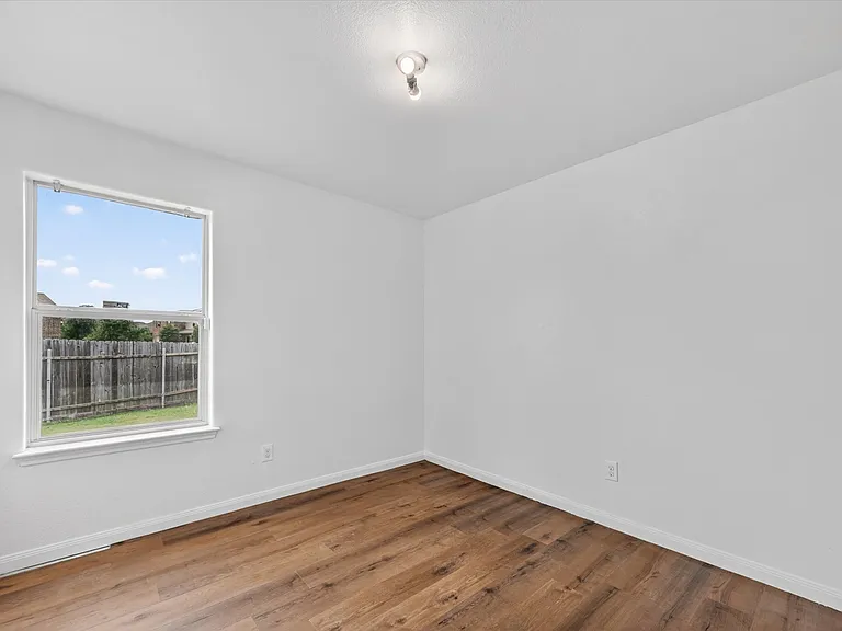 204 Lamont Rd — Photo 23