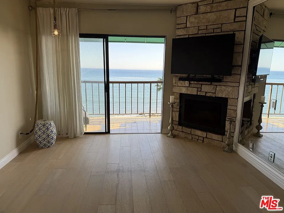Studio, 1.0 bath, 385 sqft, $3,800 — Photo 2