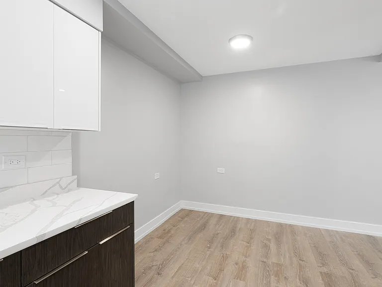2330 W Lunt Ave #401 — Photo 4