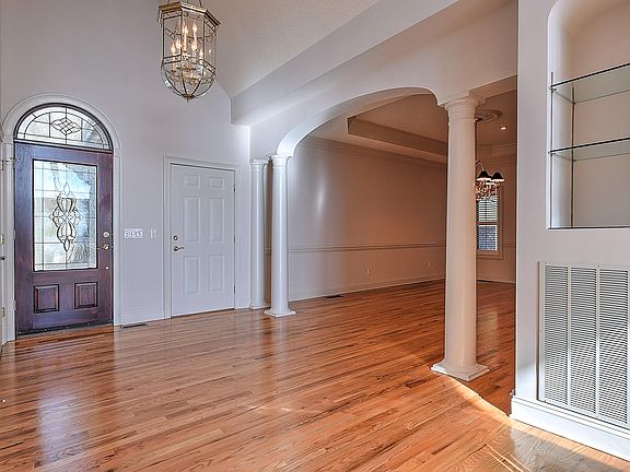 2nd image of 3344 Berkshire Cir