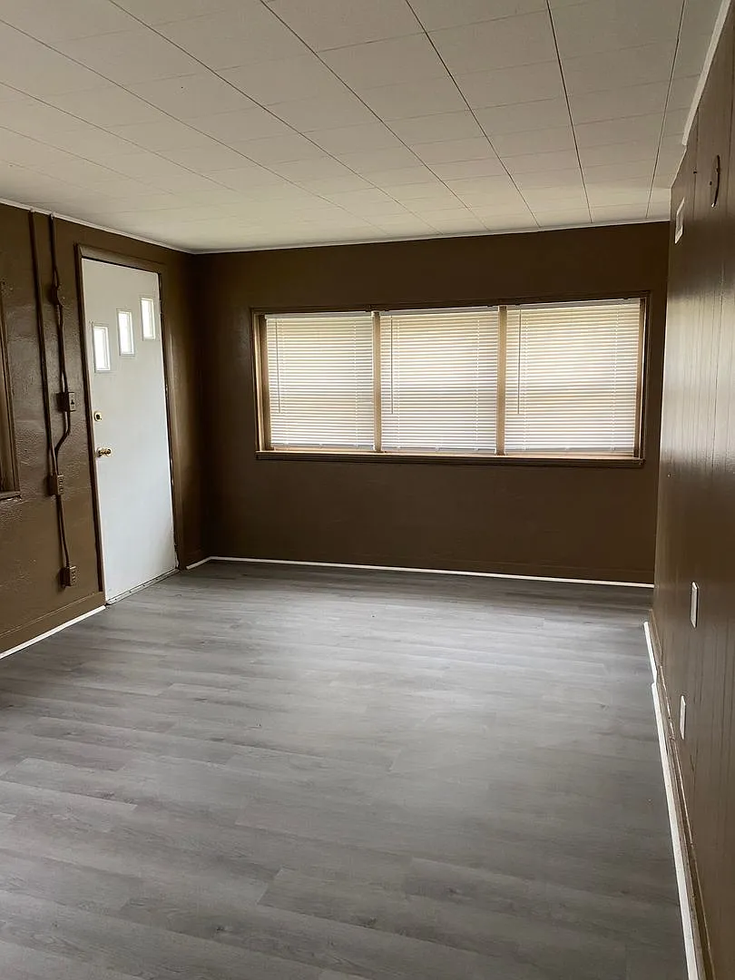 233 W School Street — Photo 4