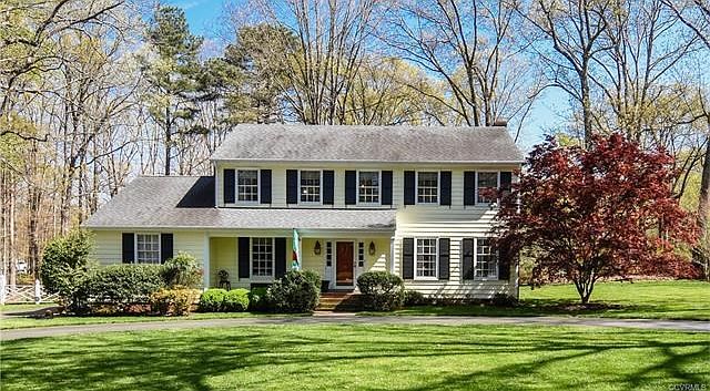Front View w/ Beautiful Landscaped Lawn