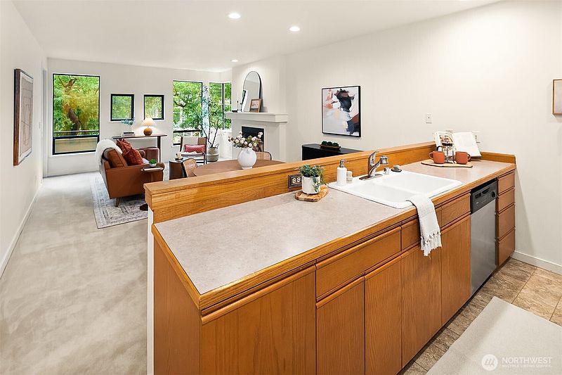 4th image of 600 Malden Avenue E #201