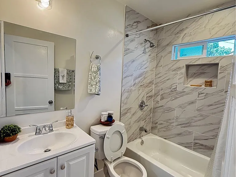 549 N Niagara St — Photo 9