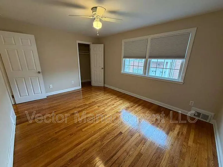 1160 Whitney Ave E — Photo 3