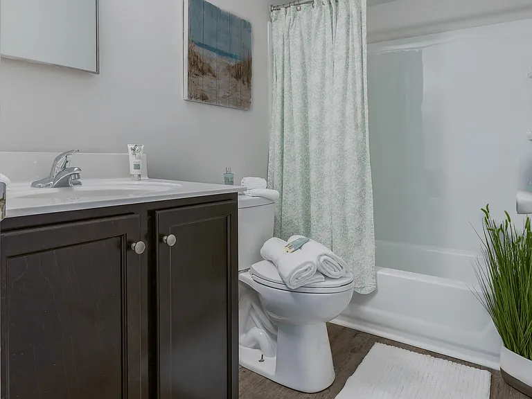 Lakeview Apartments & Townhomes — Photo 7