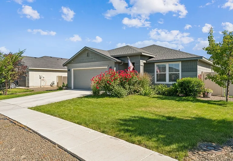8316 E Conant St — Photo 2
