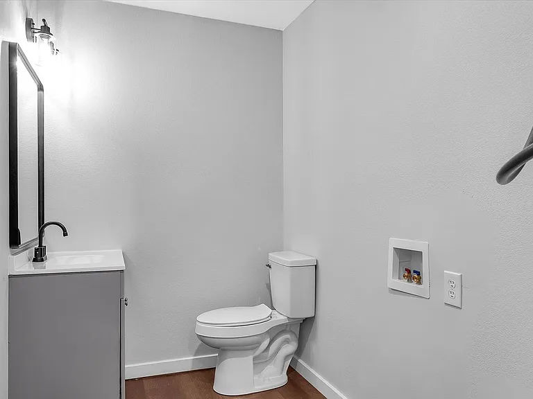 107 E Elm St — Photo 14