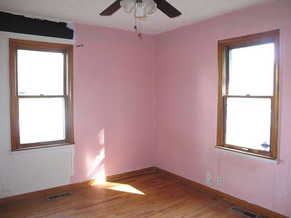 5th image of 724 S 72nd St