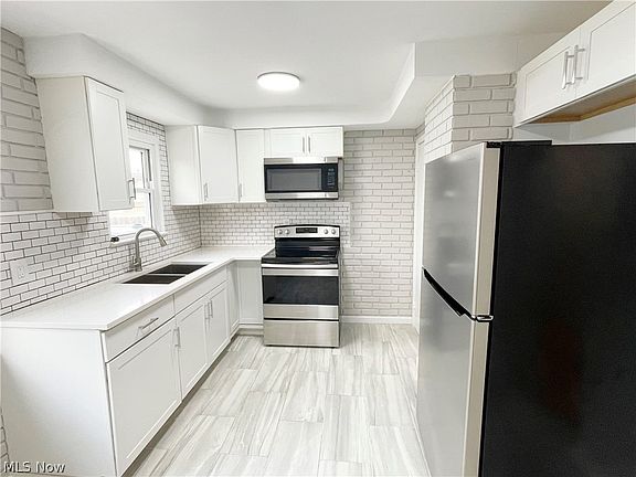4th image of 404 E 327th St