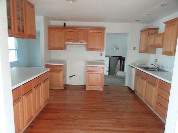 3rd image of 6300 Victoria Dr