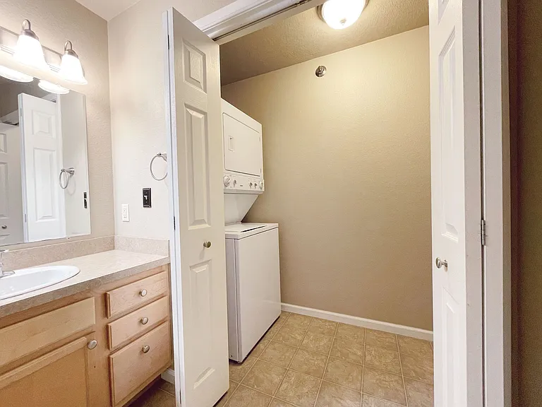 Green Square Apartments — Photo 9