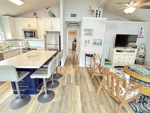 4th image of 925 S Honeysuckle Dr