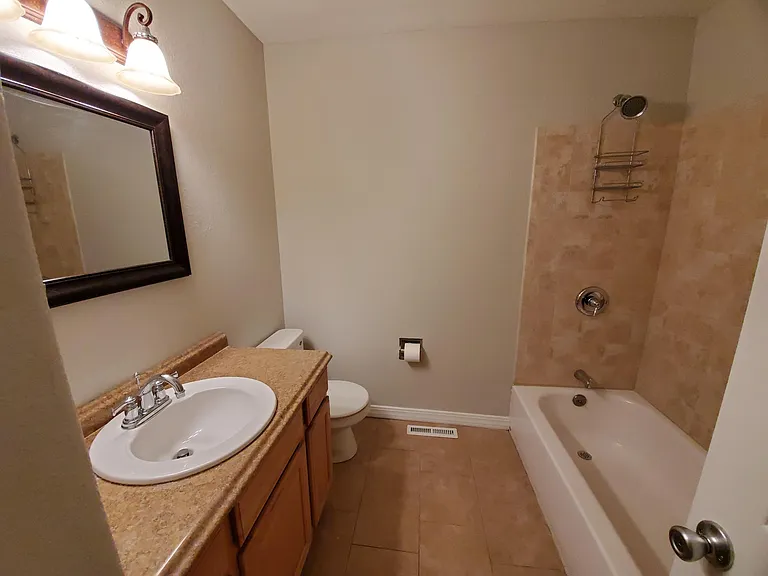 924 Ellston St — Photo 11