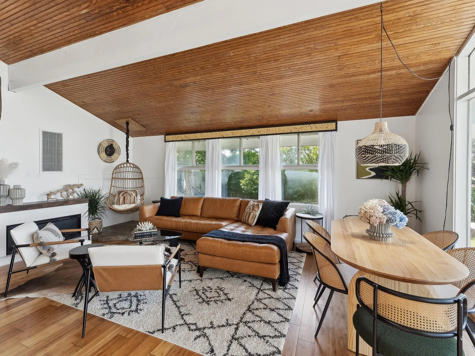 Waterfront Cottage — Photo 2