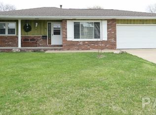 2410 W Bainter Ln, Peoria, IL 61615