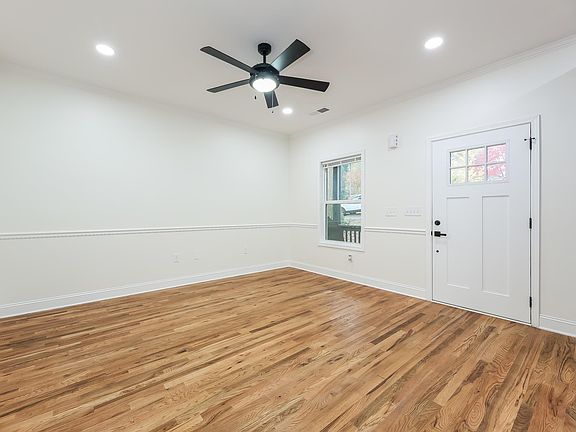 3rd image of 416 Crosby Cir
