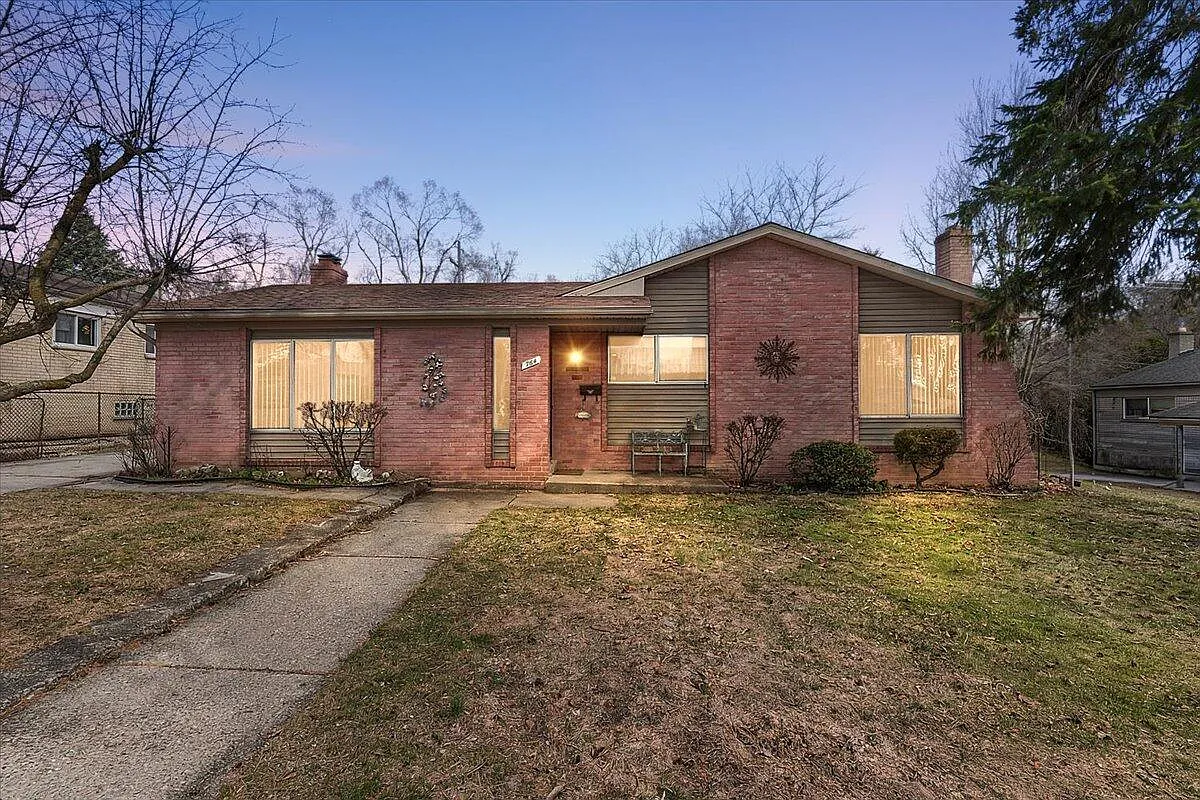 764 Manor Dr photo 1