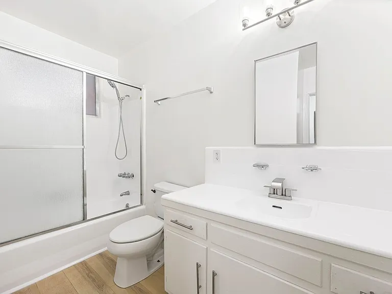 Hollyview Apartments — Photo 12