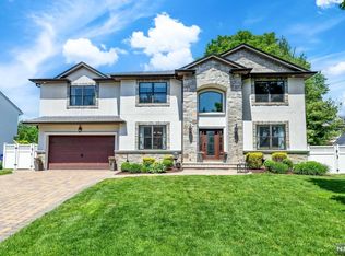 81 Oliver Rd, Paramus, NJ 07652