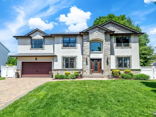 81 Oliver Rd, Paramus, NJ 07652