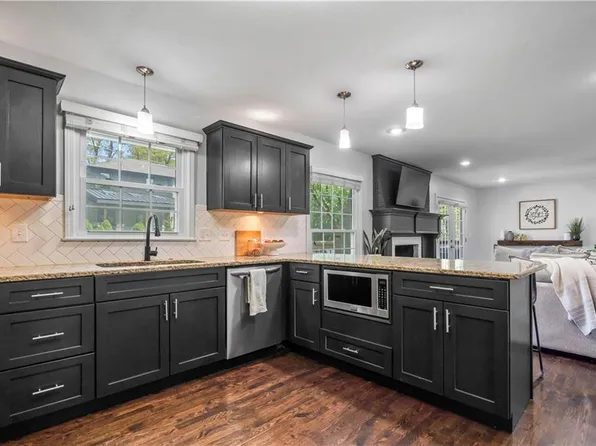 3220 W 95th St, Leawood, KS 66206