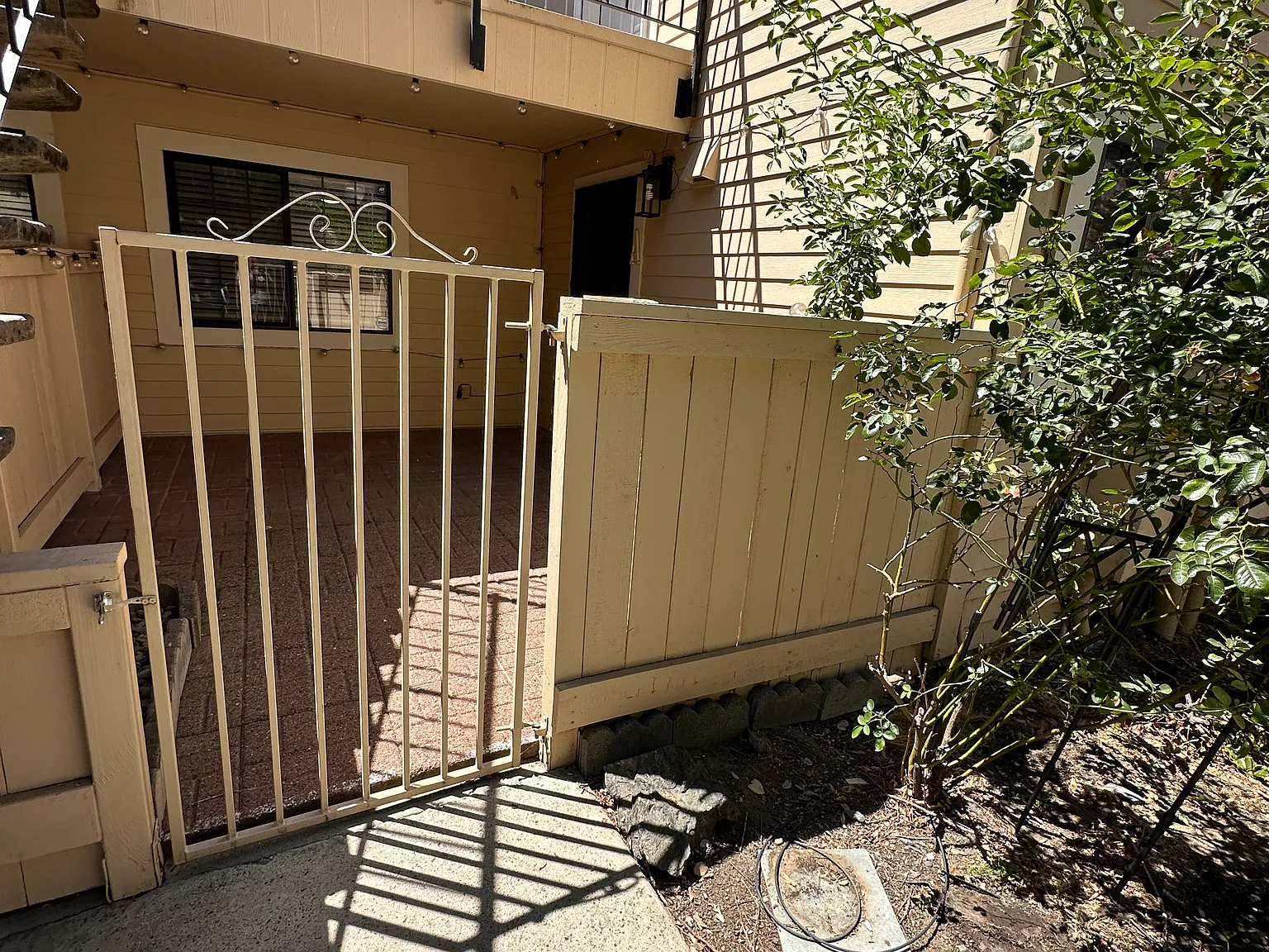 2 bed, 929 sqft, $2,200 — Photo 2