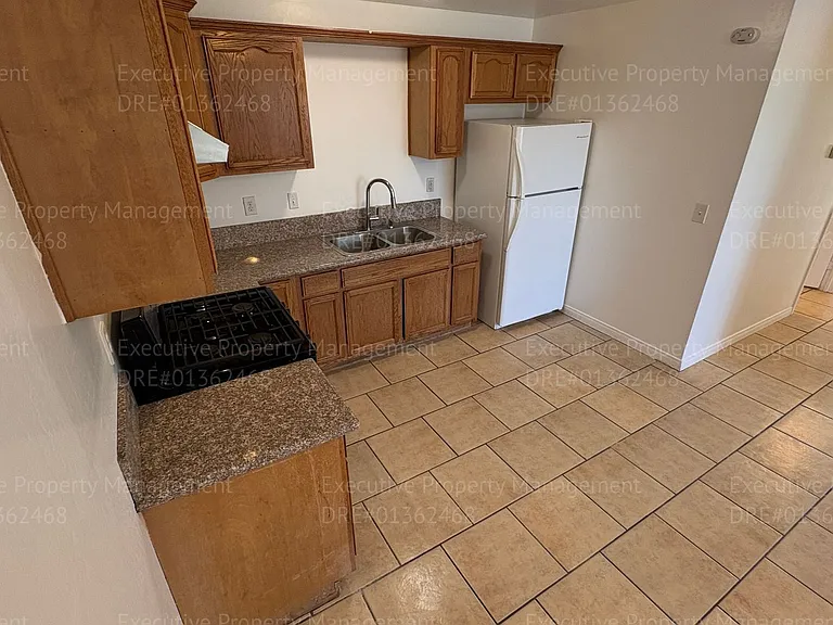 3017 Potomac Ave — Photo 8