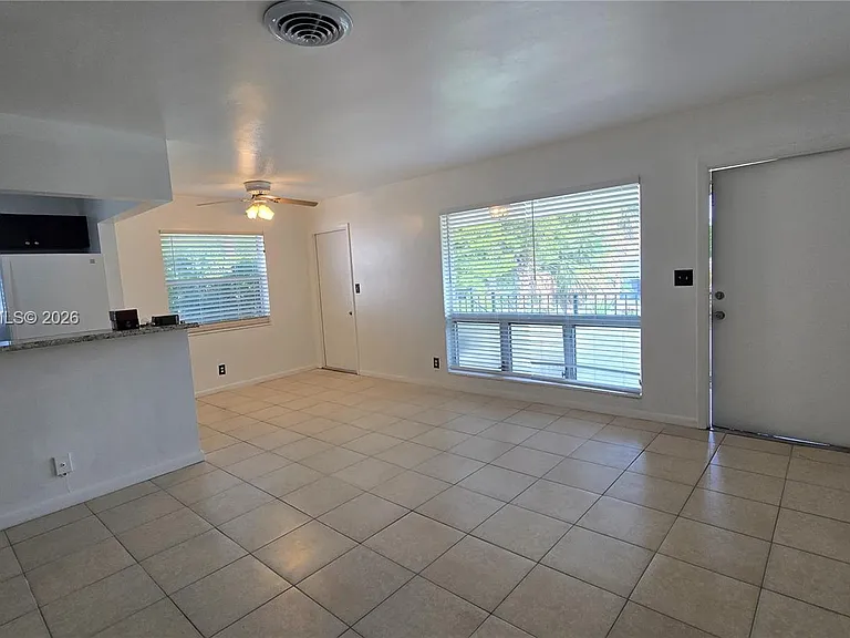2801 NE 49th St #7 — Photo 4