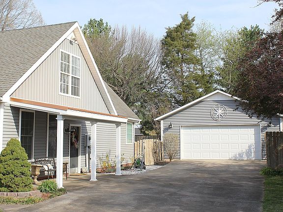 4th image of 2208 Carol Dr
