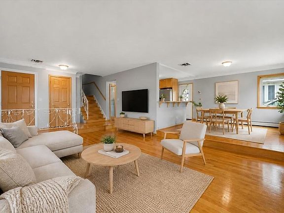 4th image of 8233 W Maple Ave