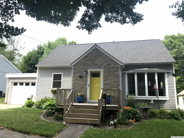 1104 9th Ave N, Clear Lake, IA 50428